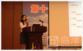 在平博pinnacle体育平台展位，与会者与平博pinnacle体育平台人员交流